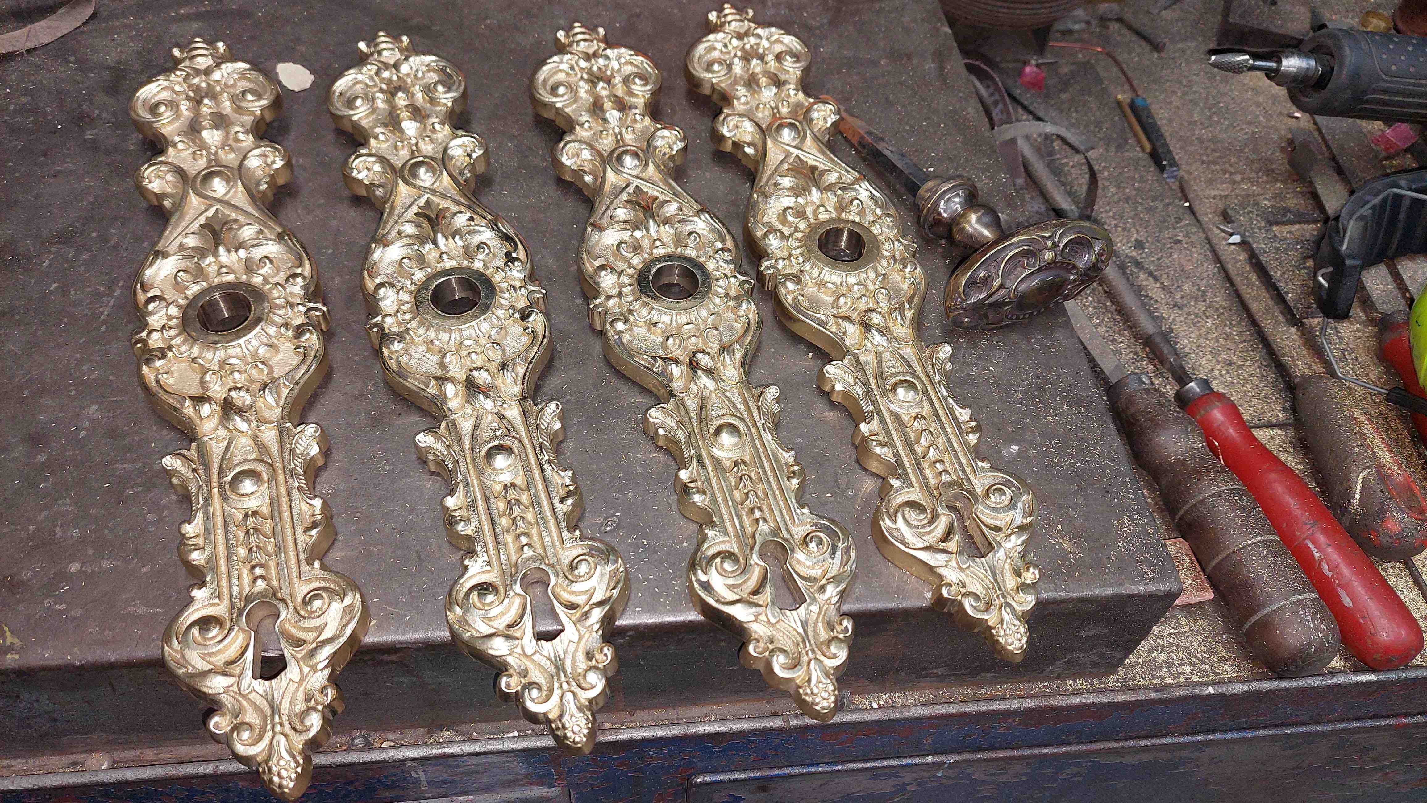 Ferragens Latão Cinzelado