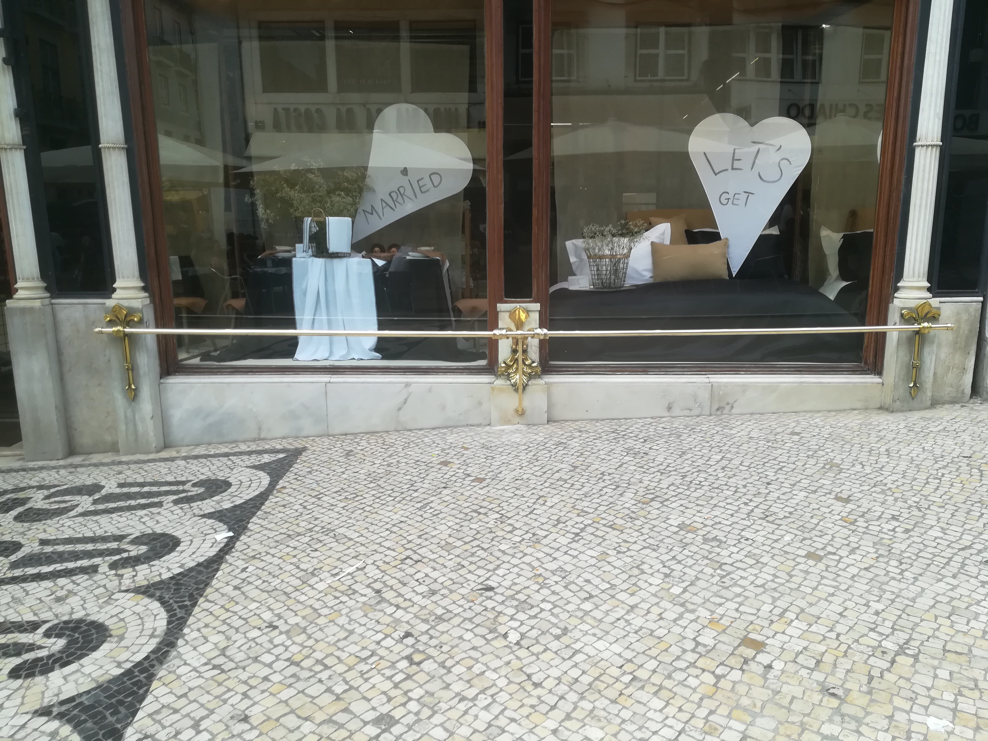 Guarda em latão polida e fundida