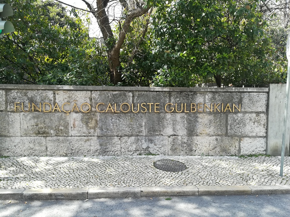 Logotipos em Latão Fundido - Fundação Calouste Gulbenkian